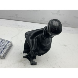 LEVA CAMBIO CON CUFFIA E POMELLO LANCIA Ypsilon 2° Serie 6-07-846-0213 benzina 1200 (06 10)