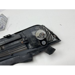 Griglia anteriore sinistra con freccia Nissan micra  K12