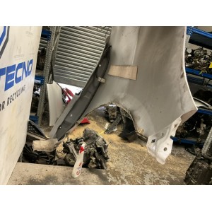 PARAFANGO ANTERIORE SINISTRO NISSAN Micra 7° Serie BIANCO (10 16)