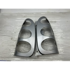 0011645 0011644 coppia di cornici rivestimento mascherina faro stop Posteriore Dx Sx Smart W450 Fortwo faro a 8 grigie 2003-2007
